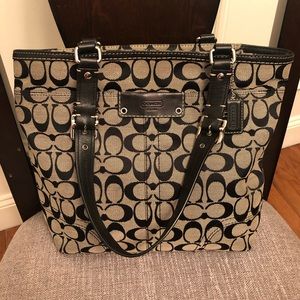 Coach shoulder purse with zip top.